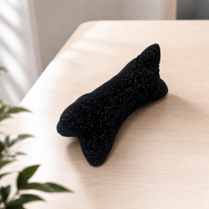 Coussin ergonomique en forme d’os – multifonction – fait main Ce coussin en forme d’os est un accessoire ergonomique et multifonction, conçu pour offrir un confort optimal dans de nombreuses situations du quotidien. Sa forme spécifique épouse parfaitement les courbes du corps et permet un bon maintien de la nuque, du dos, des bras ou des jambes. Idéal pour une utilisation : en voiture dans les transports (train, avion, bus) à la maison (canapé, fauteuil, lit) lors de voyages ou de moments de repos Il est accompagné d’une housse faite sur mesure, réalisée séparément, permettant un entretien facile et une meilleure durabilité. La housse est amovible, pratique pour le lavage et le changement selon les besoins.